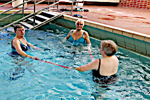Bild von 3 Frauen der Aquagruppe im Bewegungsbad Hellersen Haus 2