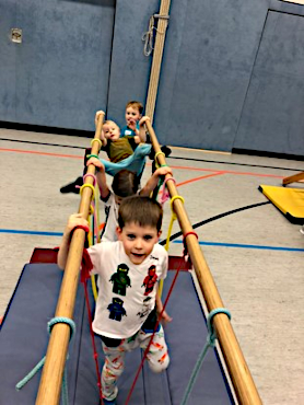 Bild KleinkinderturnenBalance Übungen am Barren mit Seilen